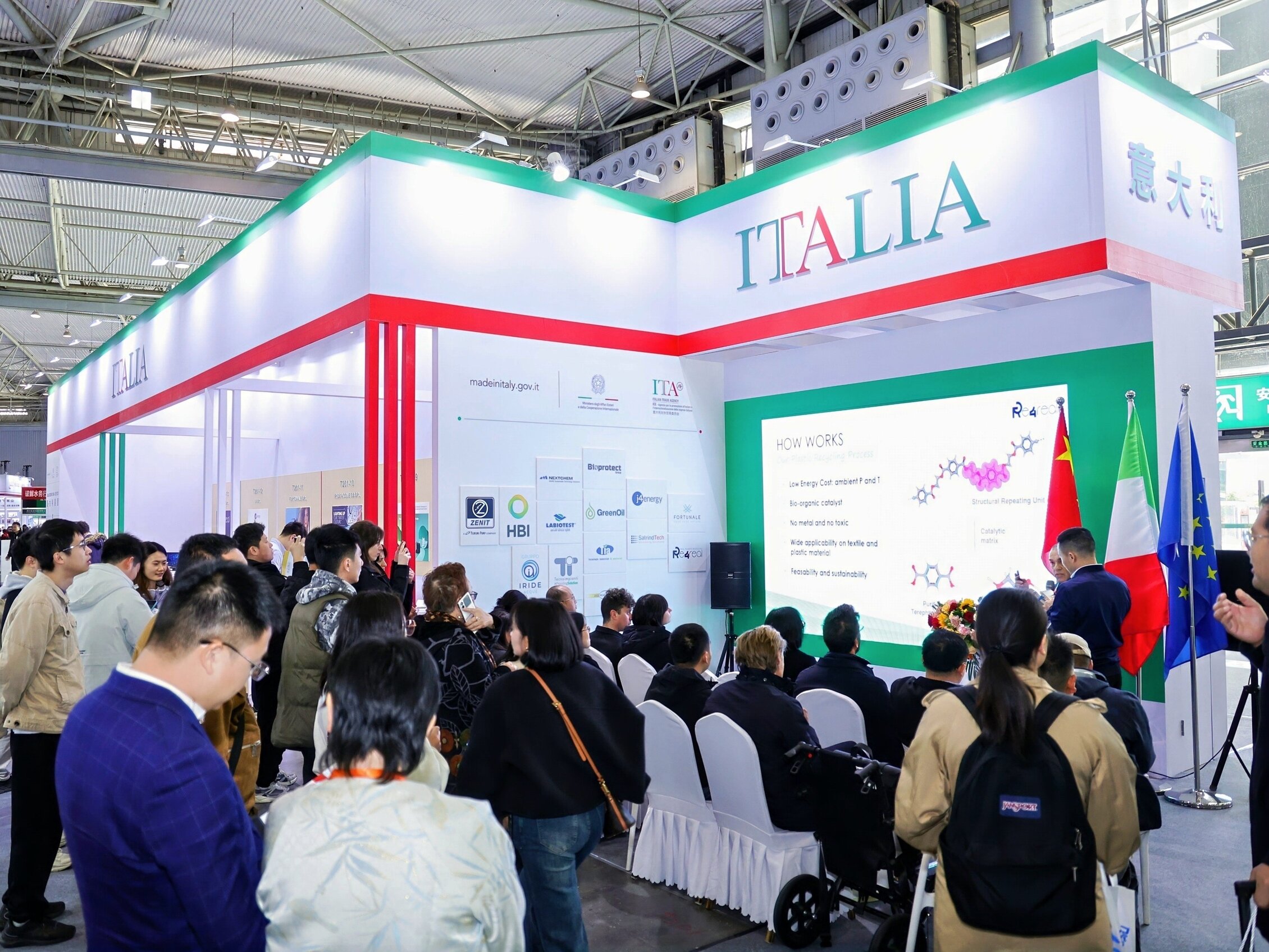 numerosi visitatori circondano lo stand dell'italia durante ecomondo china