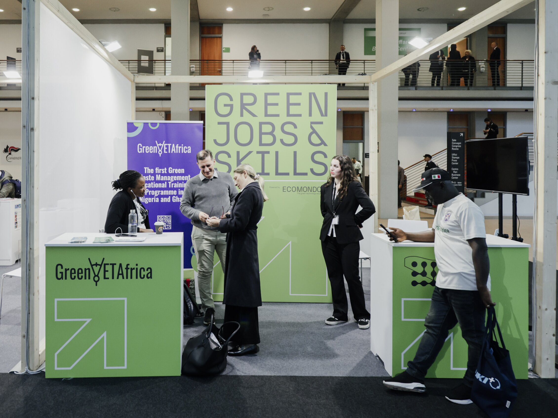 Visitatori interagiscono con gli espositori allo stand 'Green Jobs & Skills' di GreenETAfrica