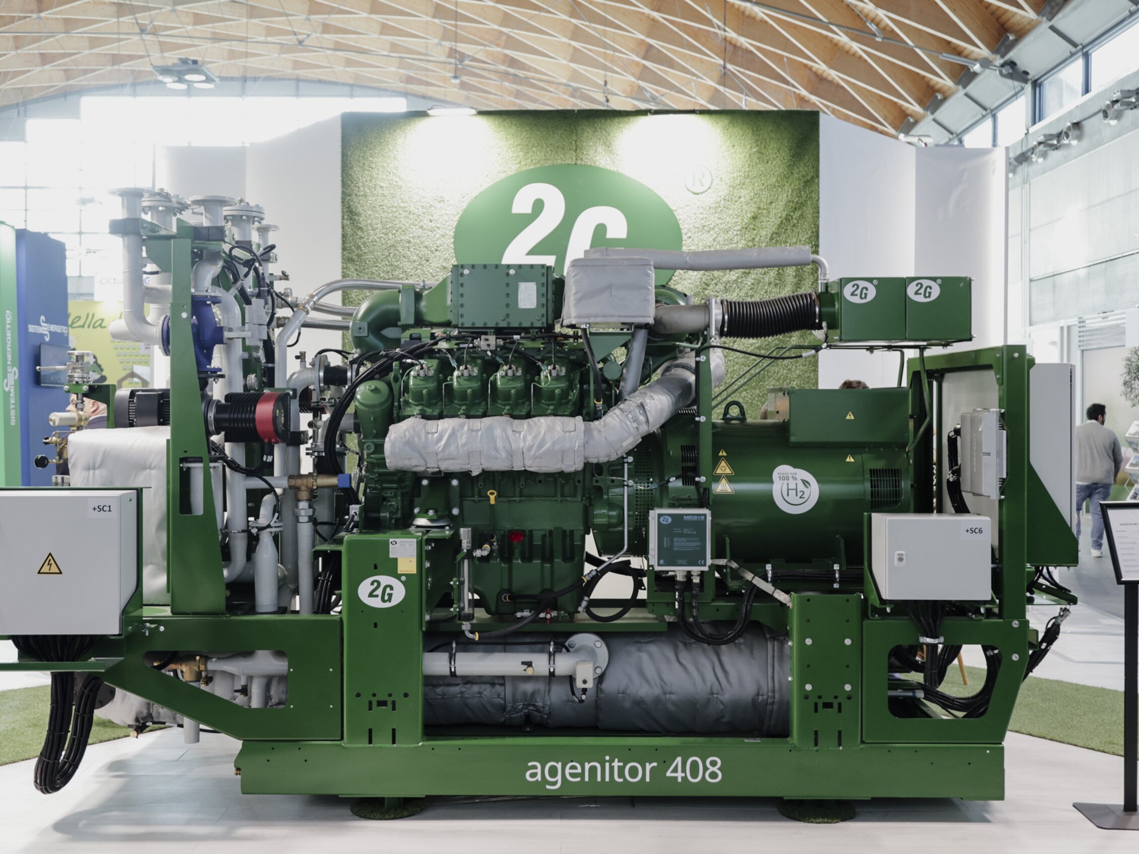 un cogeneratore a gas modello agenitor 408, prodotto dall’azienda tedesca 2G Energy AG, esposto all'interno di uno stand della fiera