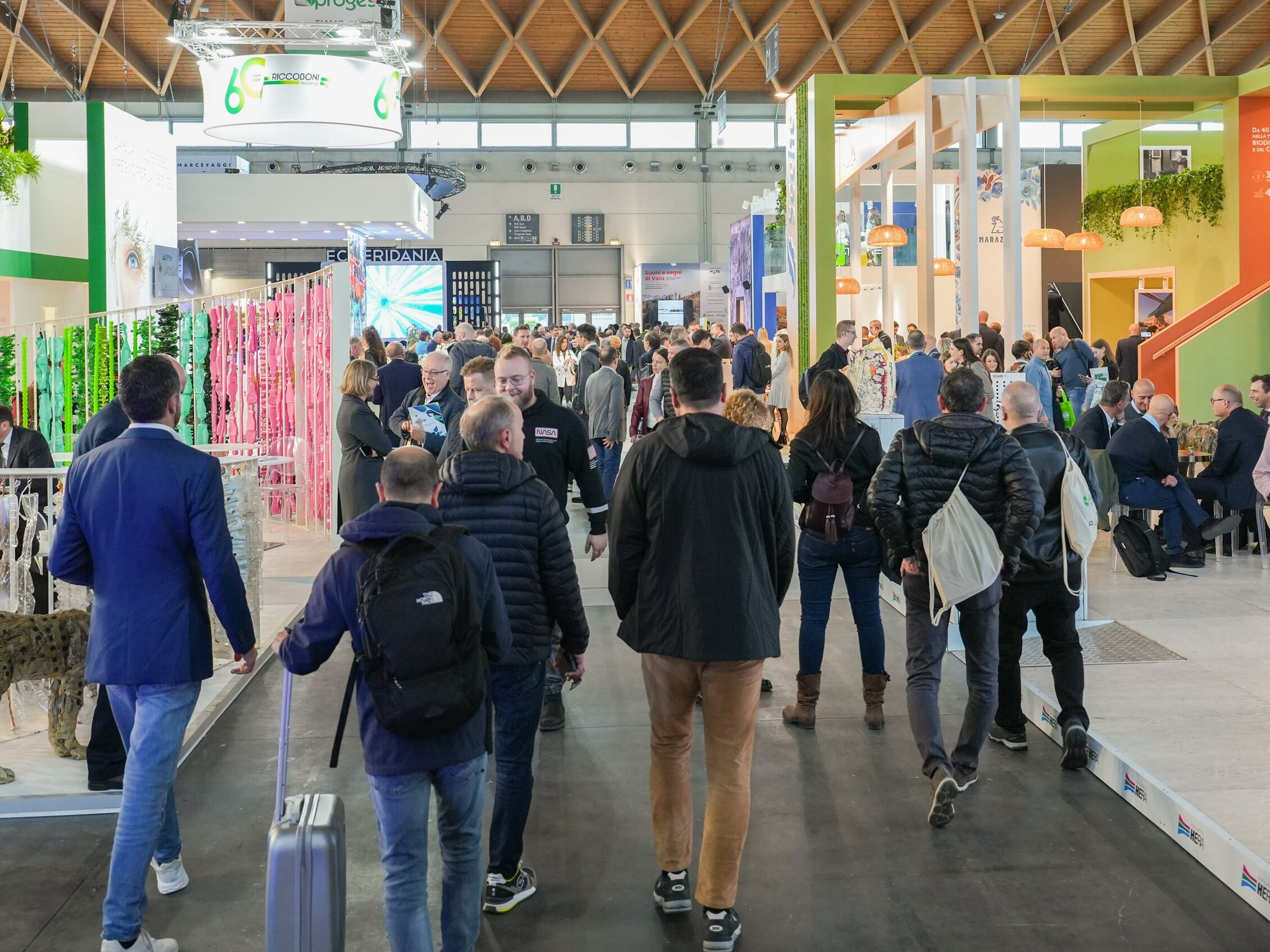 visitatori camminano fra gli stand di ecomondo
