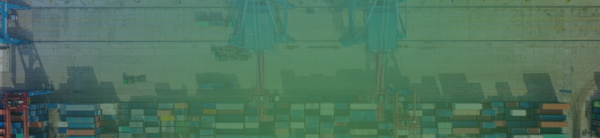 banchina portuale con container e navi cargo