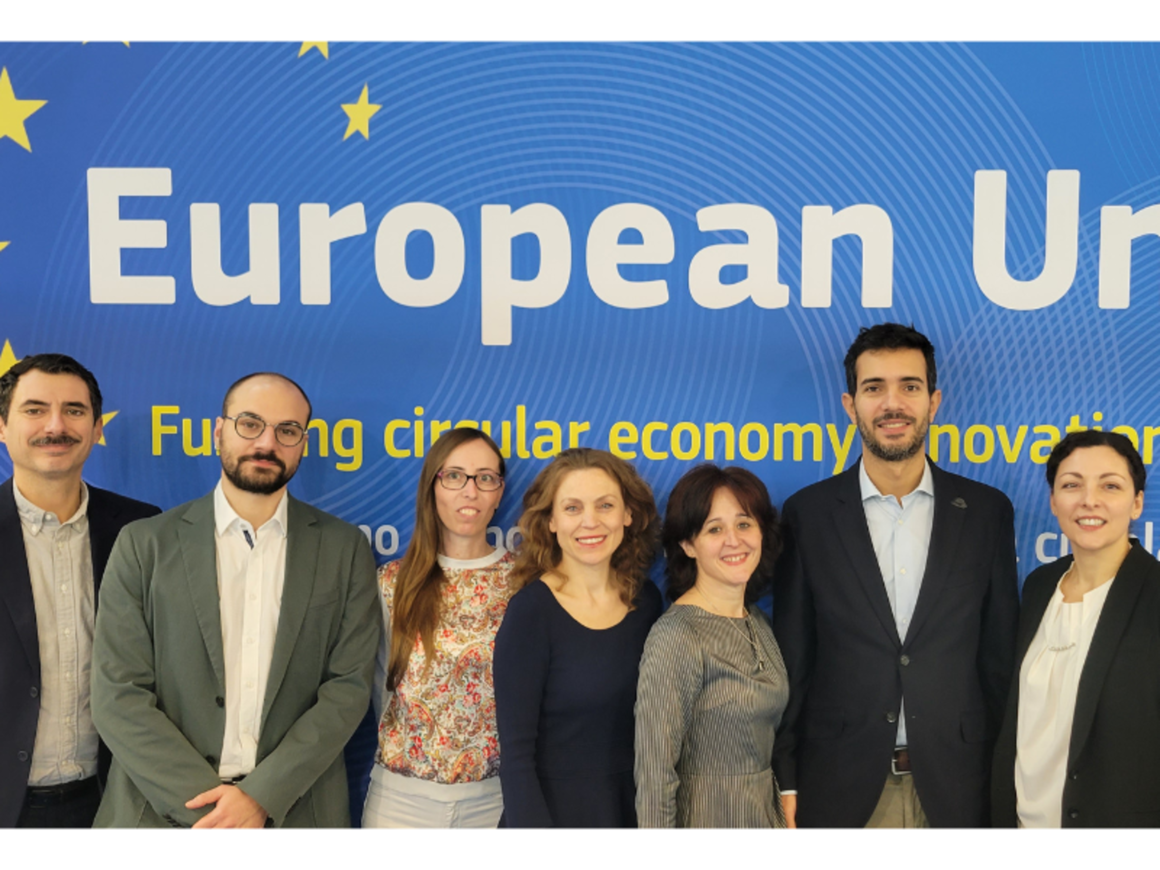Foto di gruppo dei rappresentanti della Commissione Europea a Ecomondo