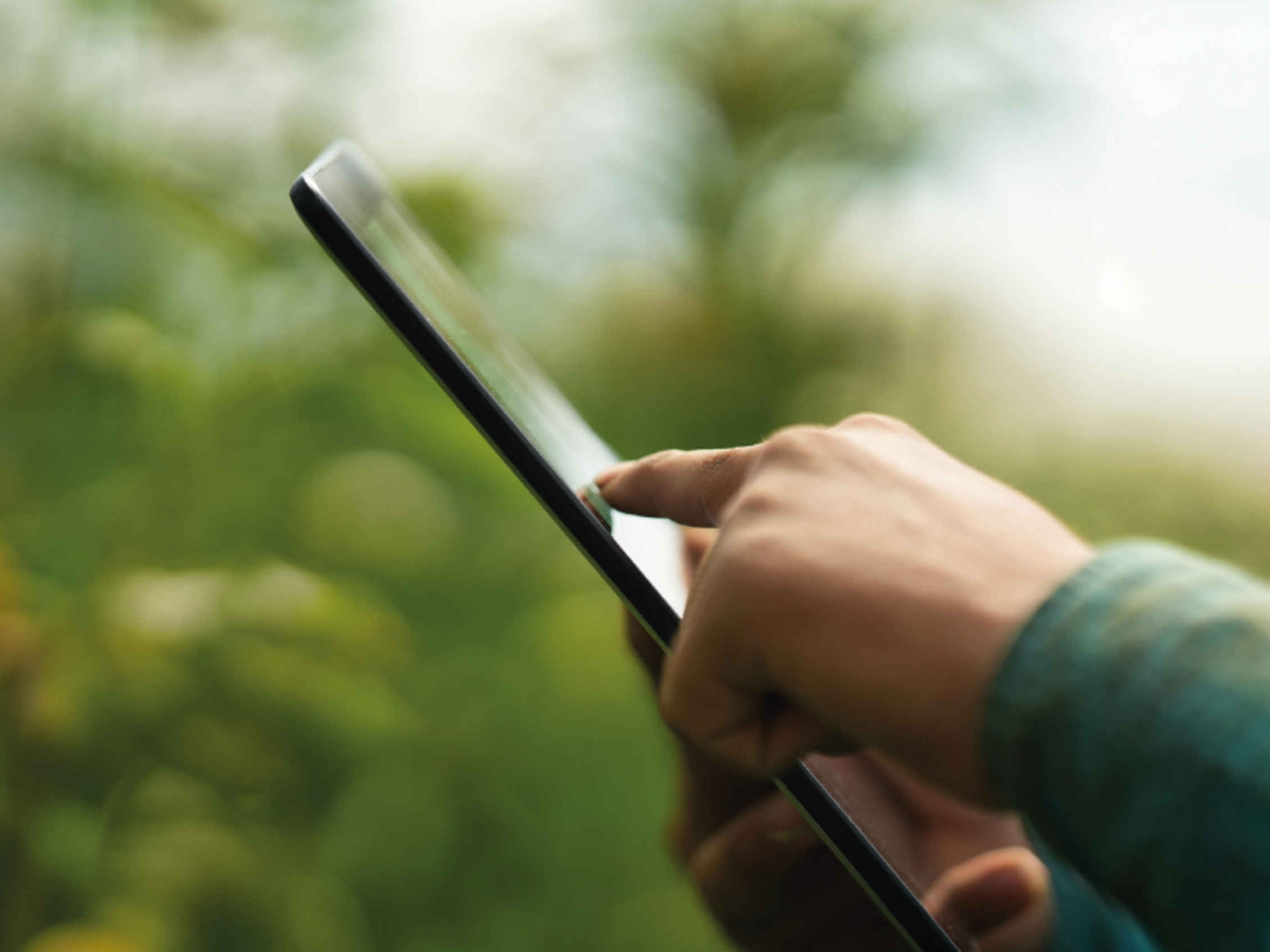 un uomo che usa il touchscreen di un tablet