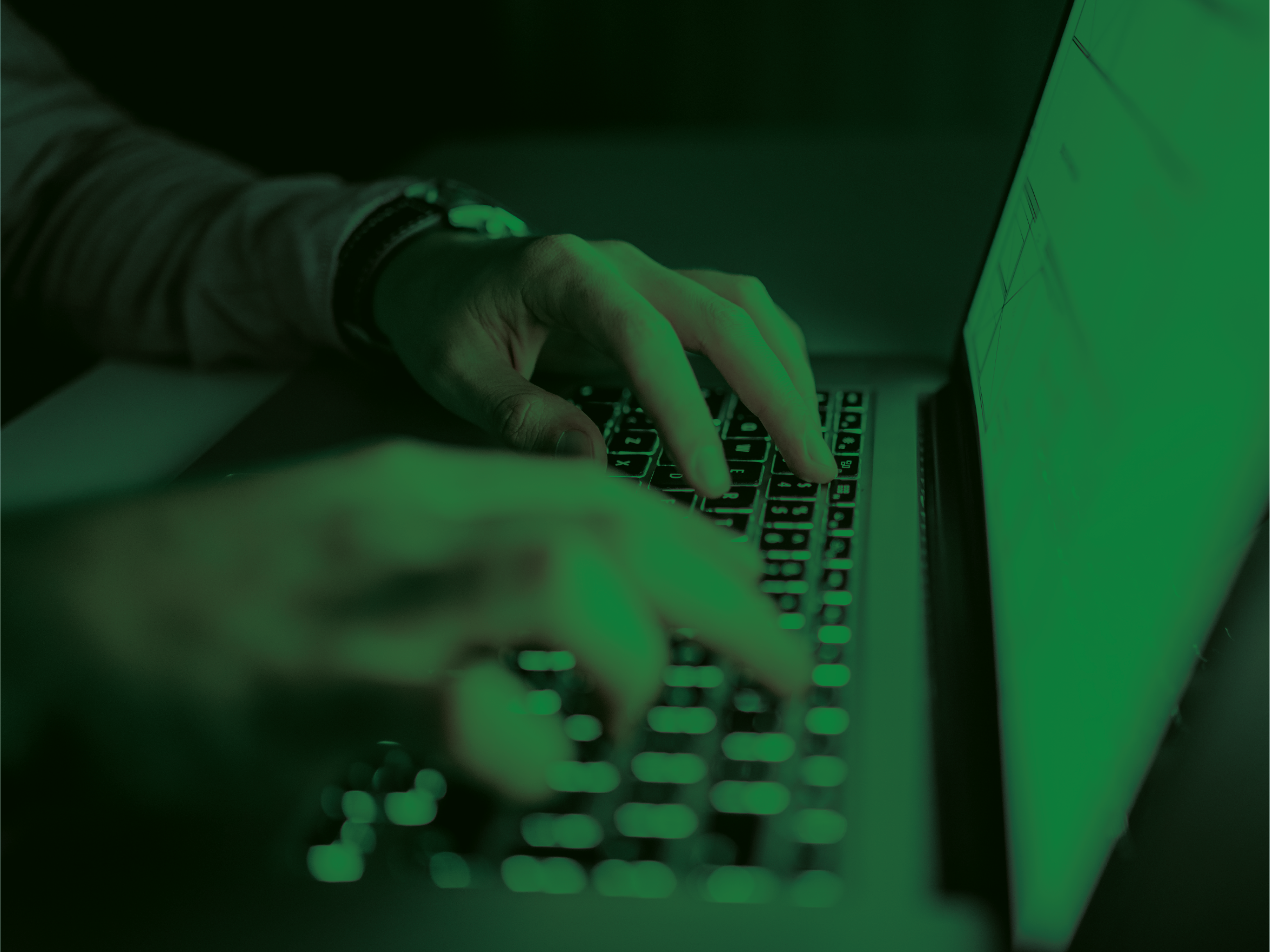 Mani che digitano sulla tastiera di un laptop