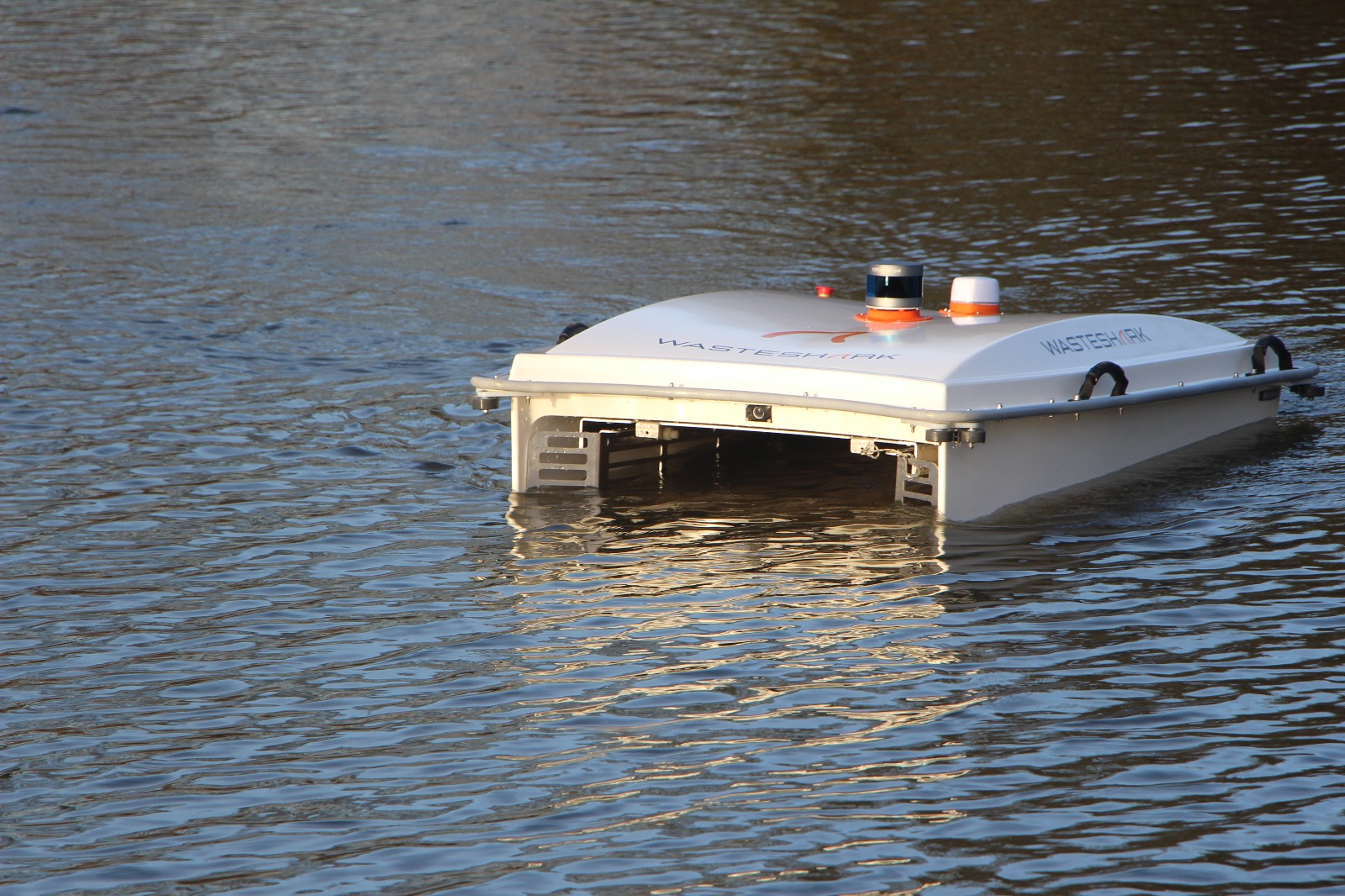 Dimostrazione drone acquatico WasteShark